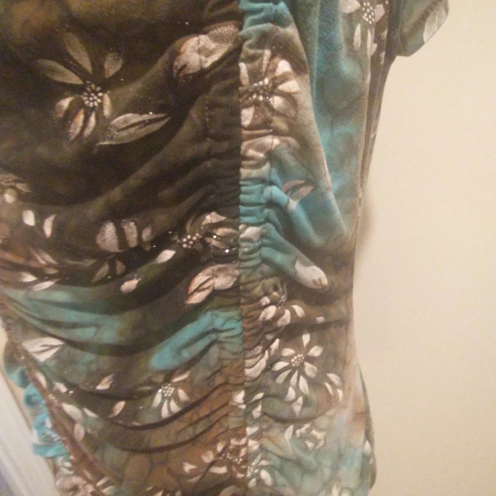 Dressbarn Brown and Blue Floral Ruched Cap Sleeve Blouse - Picture 3 of 9